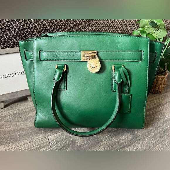 Michael Kors Hamilton Padlock and Key Traveller Bag in Gooseberry Green. - Picture 2 of 16